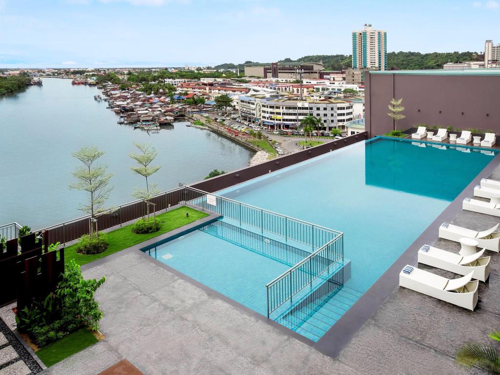 Swimming-pool - Pullman Miri Waterfront Hotel